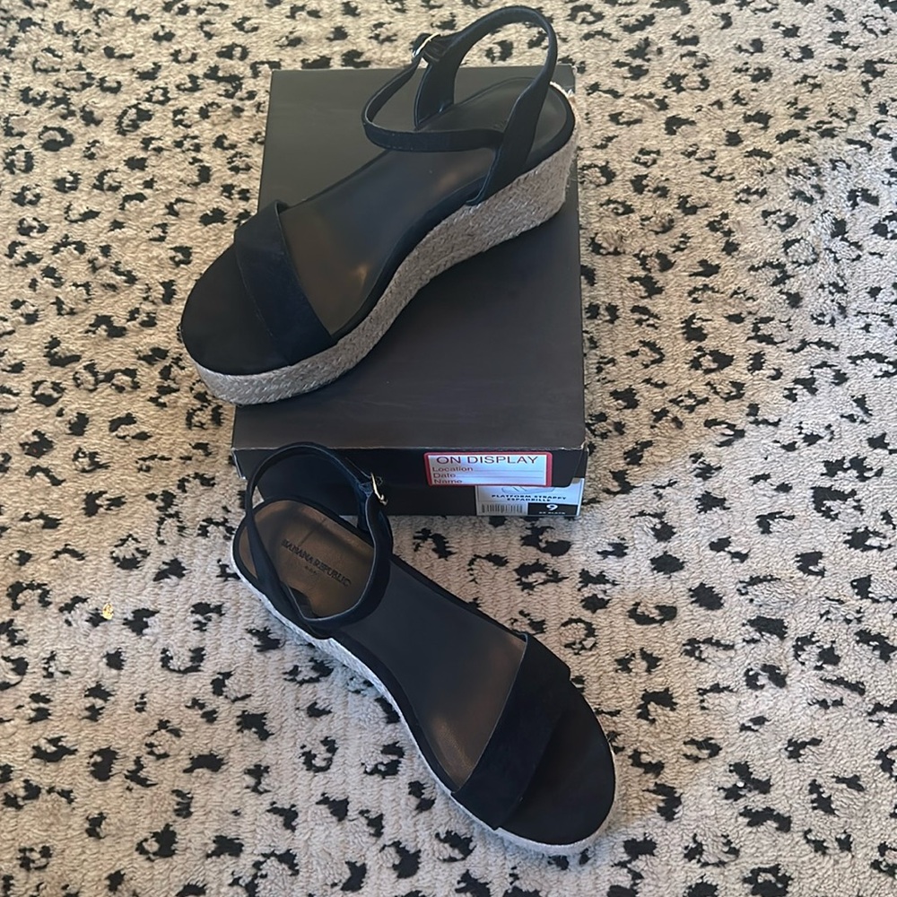 Black wedges